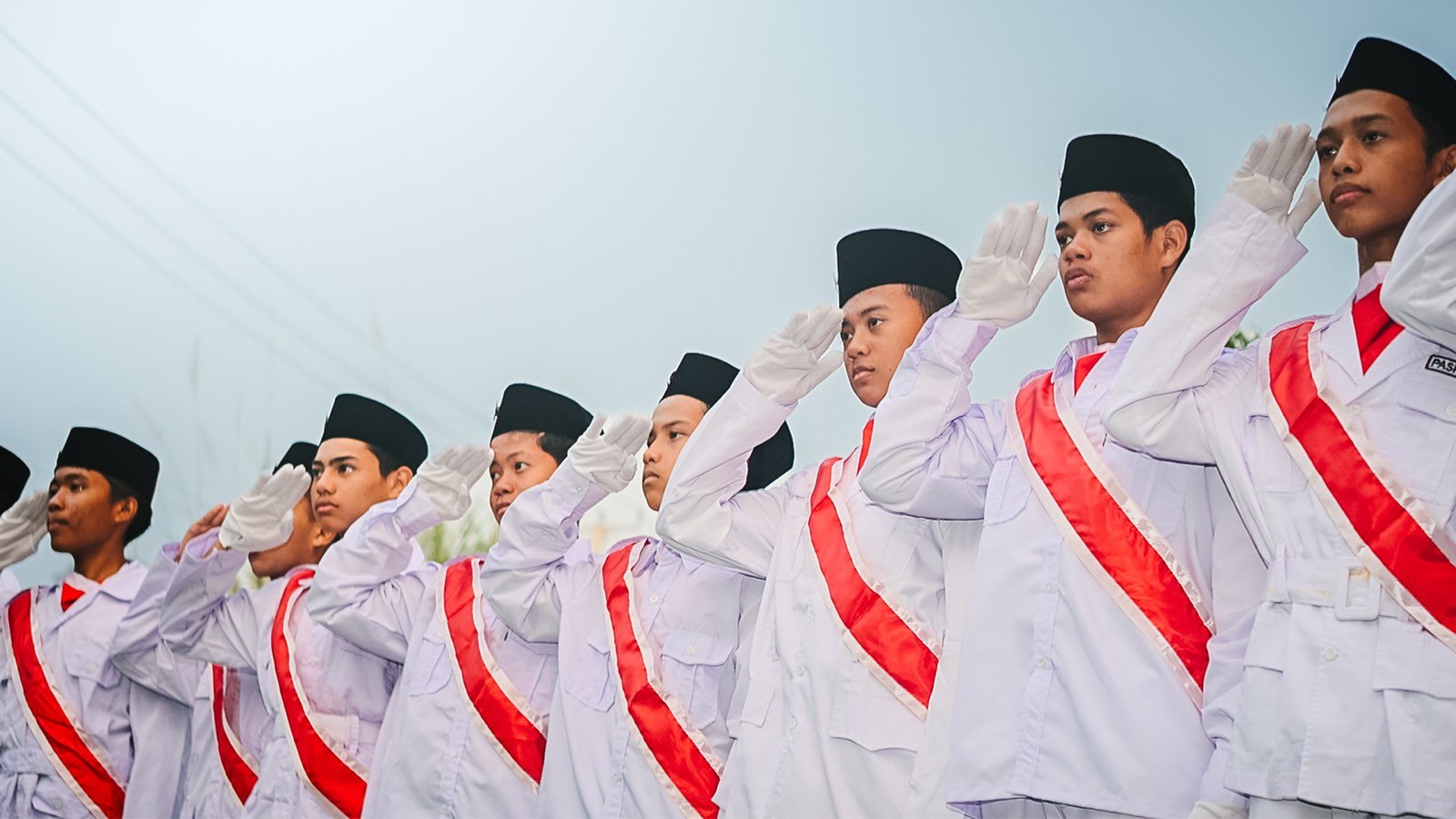 FOTO: santri berkegiatan di lingkungan pesantren